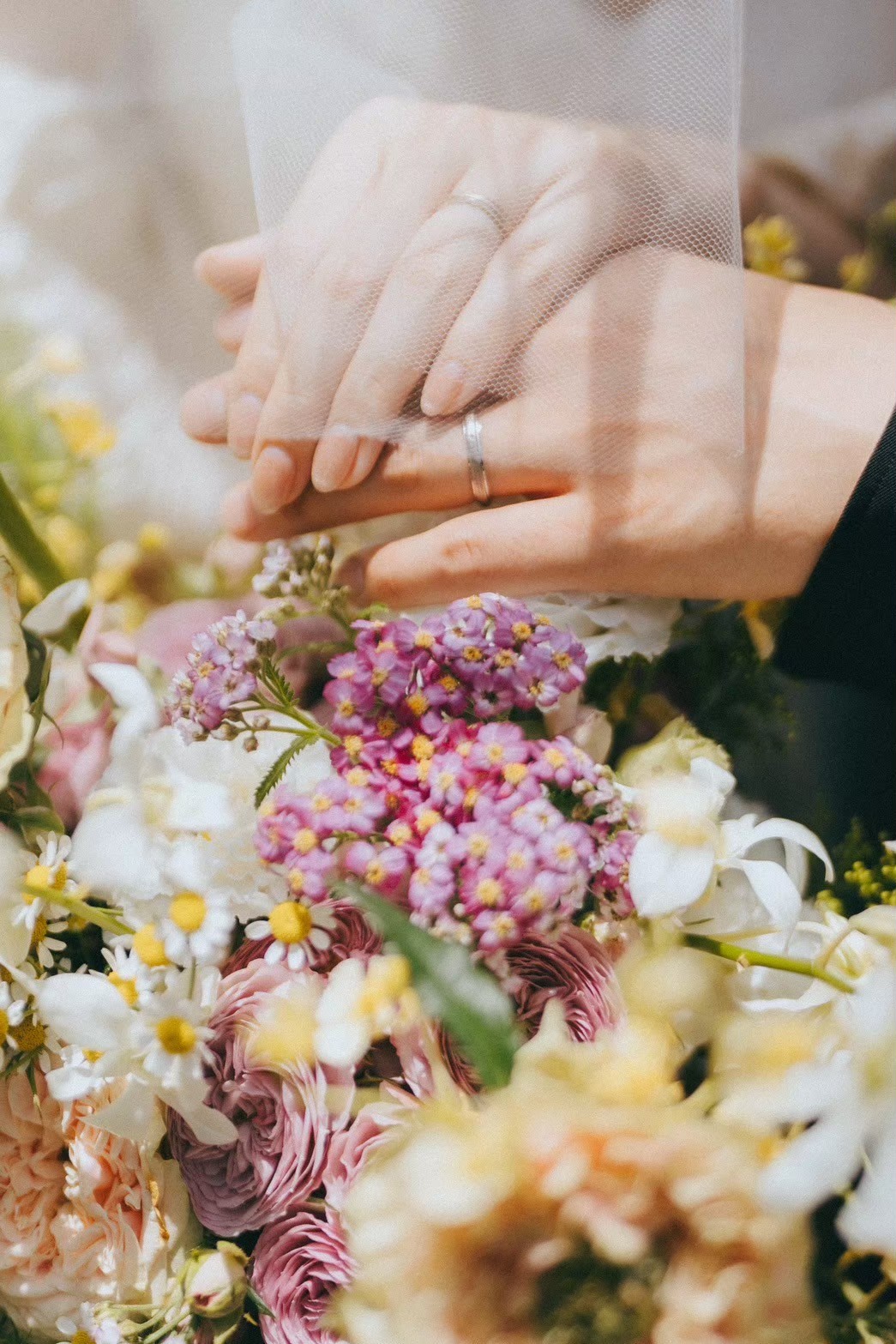 結婚指輪と花束